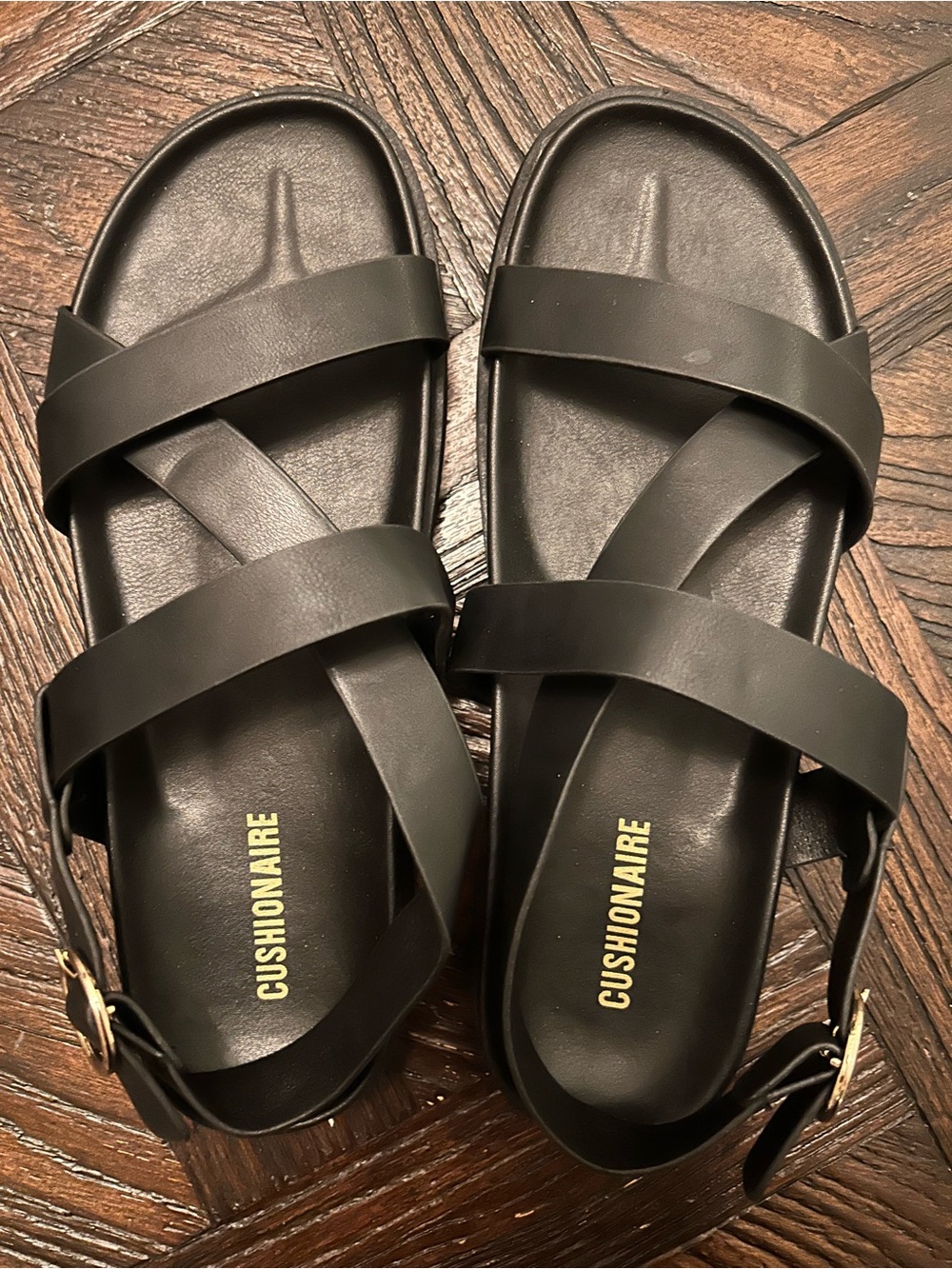 Cushionaire Women's Black Cross-Strap Buckle Sandals
